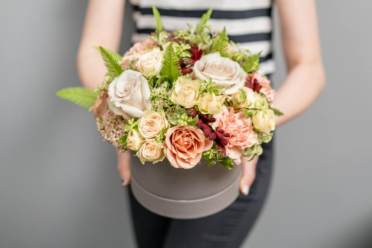 bukiet kwiatów w pudełku